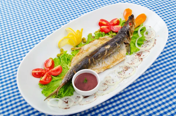 お皿の上で揚げた魚 — ストック写真