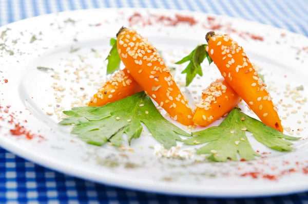 Gekookte wortelen geserveerd in de plaat — Stockfoto