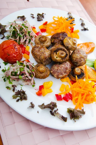 Kebab serveras i plattan — Stockfoto