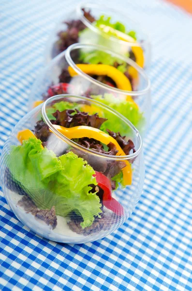 Свіжий здоровий салат у мисках — стокове фото