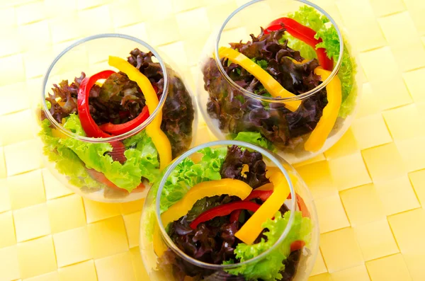Свежий здоровый салат в мисках — стоковое фото