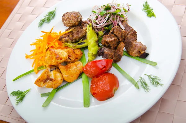 Plaat met smakelijke lamp kebab — Stockfoto