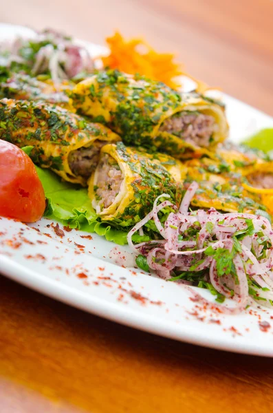 Sabrosos kebabs servidos en pan de pita —  Fotos de Stock