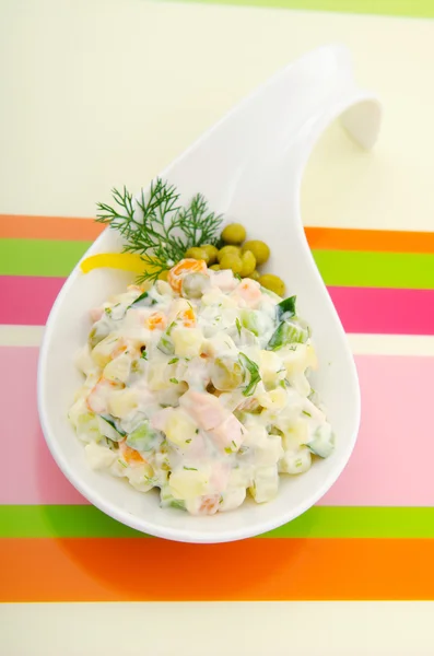 Deliciosa salada no prato — Fotografia de Stock
