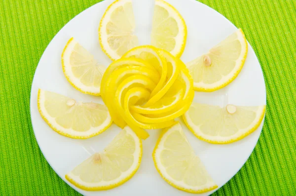Rodajas de limón servidas en el plato — Foto de Stock
