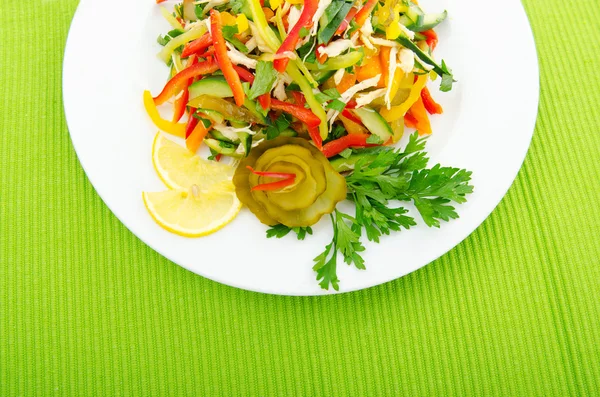 Deliciosa salada no prato — Fotografia de Stock