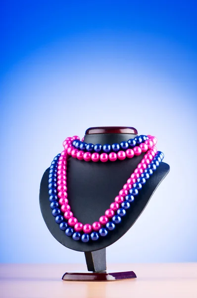 Перлове намисто на градієнтному фоні — стокове фото