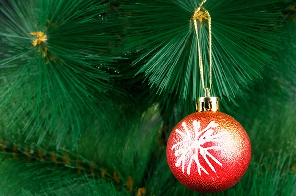 Weihnachtsschmuck am Baum - Urlaubskonzept — Stockfoto