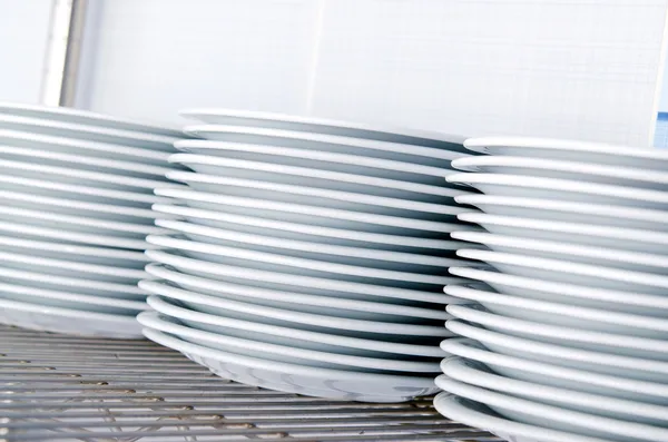 Many plates in the kitchen — Stock Photo, Image