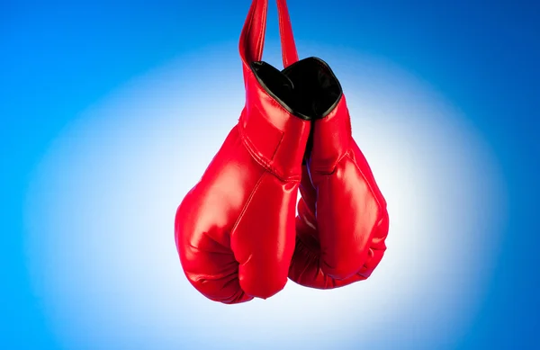 Rode bokshandschoenen op de achtergrond — Stockfoto