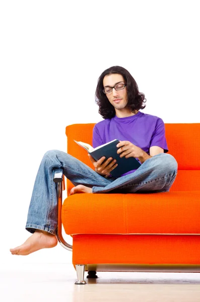 Φοιτητής ανάγνωση του βιβλίου στον καναπέ — Φωτογραφία Αρχείου