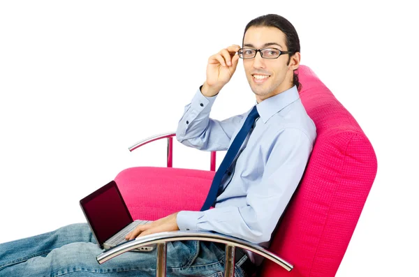 Student pracuje s notebookem sedět na pohovce — Stock fotografie