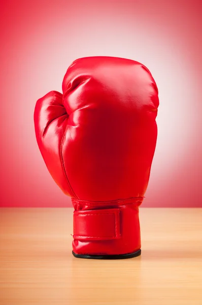 Boxerské rukavice na stůl — Stock fotografie