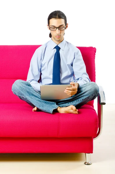 Étudiant travaillant avec un ordinateur portable assis sur un canapé — Photo