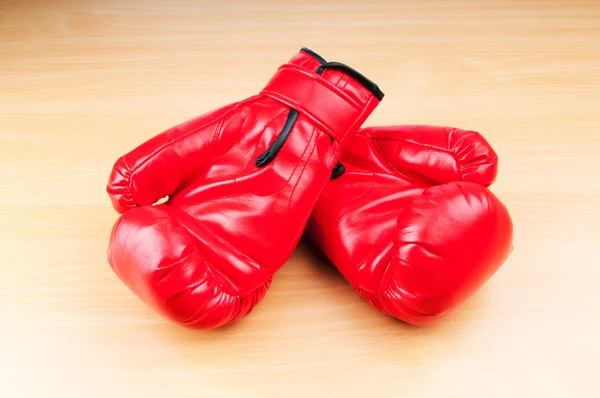 Rękawice bokserskie na stole — Zdjęcie stockowe