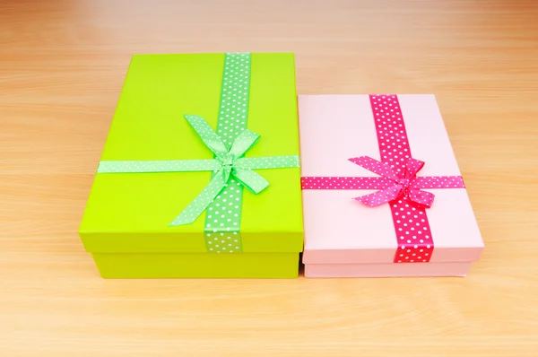 Concepto de Navidad con caja de regalo en la mesa —  Fotos de Stock