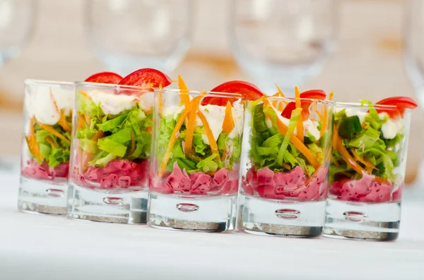 Vegetarisk salat serveret i briller - Stock-foto