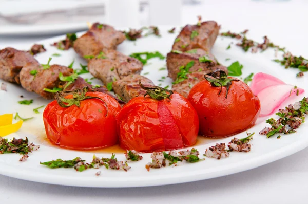 Kebab di carne servito in piatto — Foto Stock