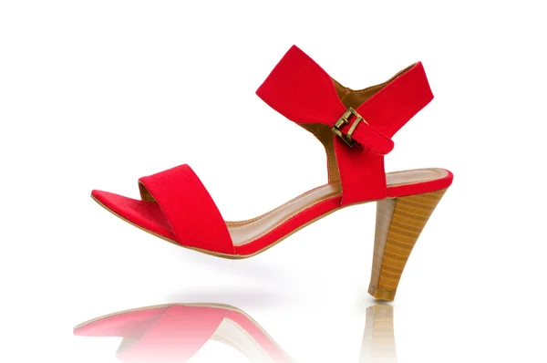 Elegante rote Schuhe auf dem weißen — Stockfoto