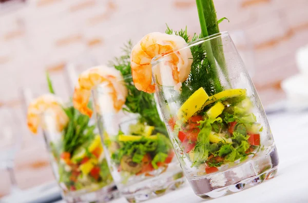 Stock image Prawn salad served in the glasses