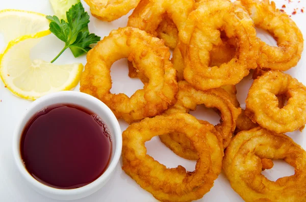 Anneaux de calamars frits servis avec sauce — Photo