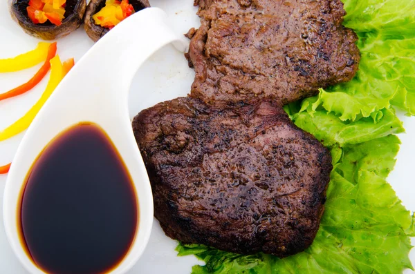 Jól megtett steak kerül felszolgálásra a lemez — Stock Fotó