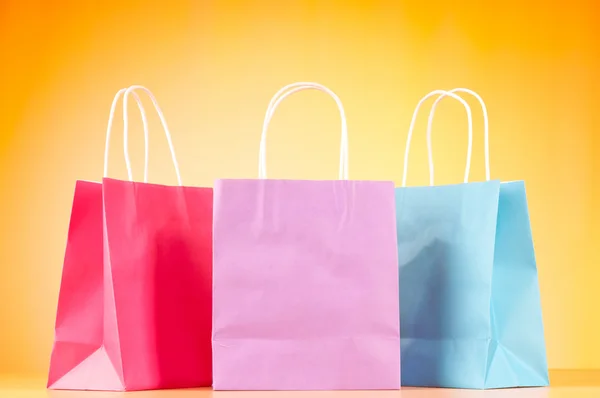 Sacchetti colorati per la spesa su sfondo sfumato — Foto Stock