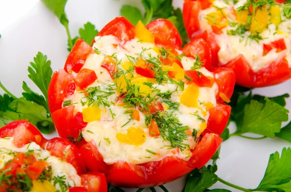 Russischer Salat in Tomaten serviert — Stockfoto