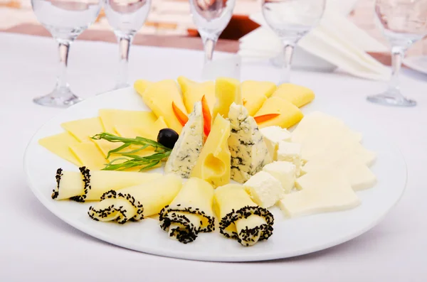 Seçmeli peynir tabağı — Stok fotoğraf