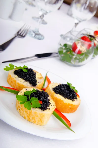 Svart kaviar serveras på bröd — Stockfoto