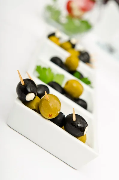 Olivy podávané v desce — Stock fotografie