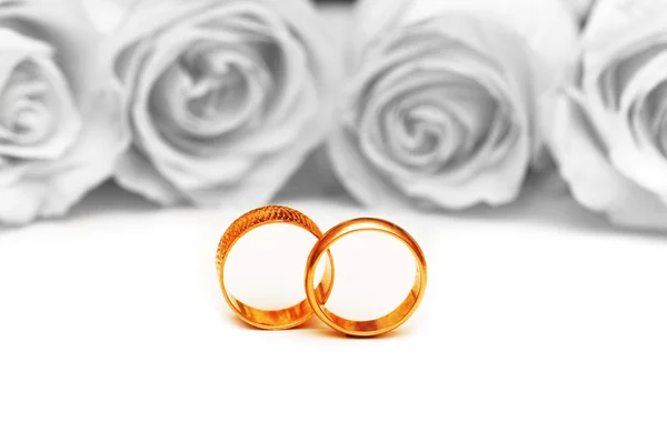 Bruiloft concept met rozen en ringen Rechtenvrije Stockafbeeldingen