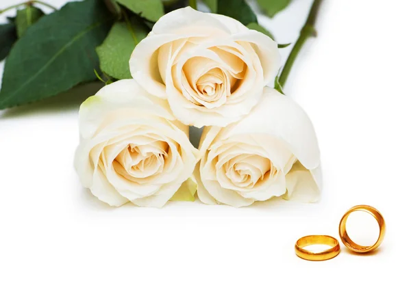 Bruiloft concept met rozen en ringen Rechtenvrije Stockafbeeldingen