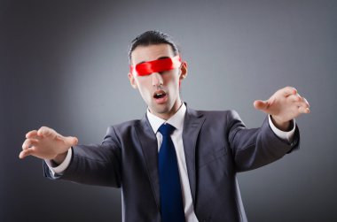 bürokrasi tarafından kör işadamı