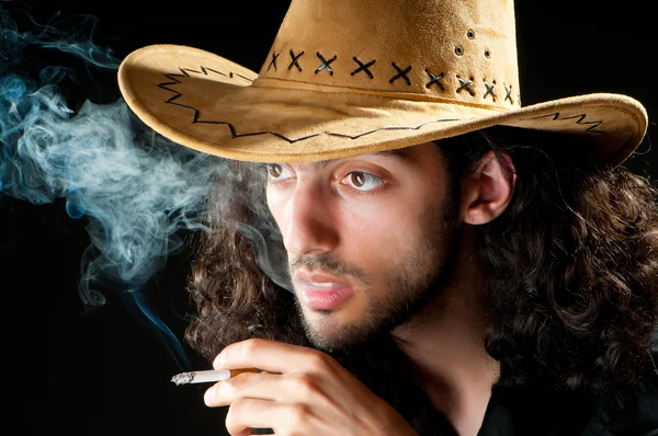 İnek şapkalı adam sigara içiyor. — Stok fotoğraf