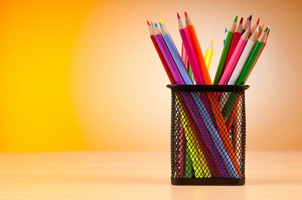 Färgglada pennor i bakgrunden — Stockfoto