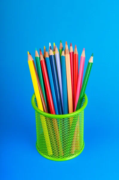 Tillbaka till skolan koncept med färgglada pennor — Stockfoto