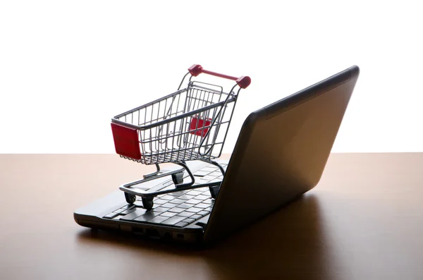 Silhoette van winkelwagentje en laptop — Stockfoto