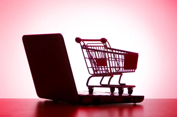 Silhoette-a laptop, valamint a bevásárló kosár — Stock Fotó