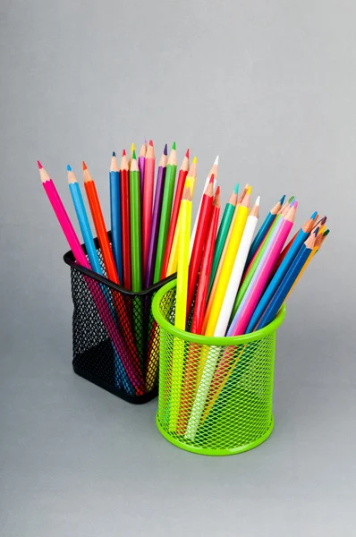 A háttérben színes ceruzák — Stock Fotó
