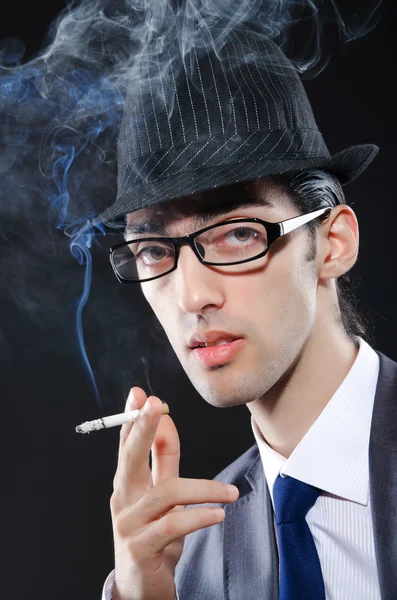 Jonge man die sigaretten rookt — Stockfoto