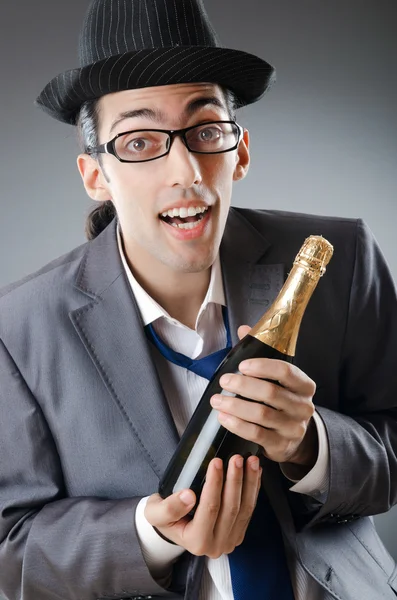 シャンパンのボトルを持ったビジネスマン — ストック写真
