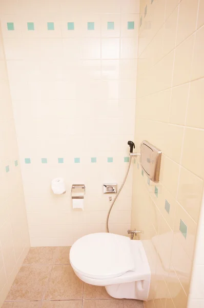 Туалет в современной ванной комнате — стоковое фото