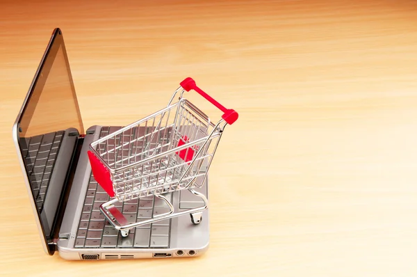 Internet concetto di shopping online con computer e carrello — Foto Stock