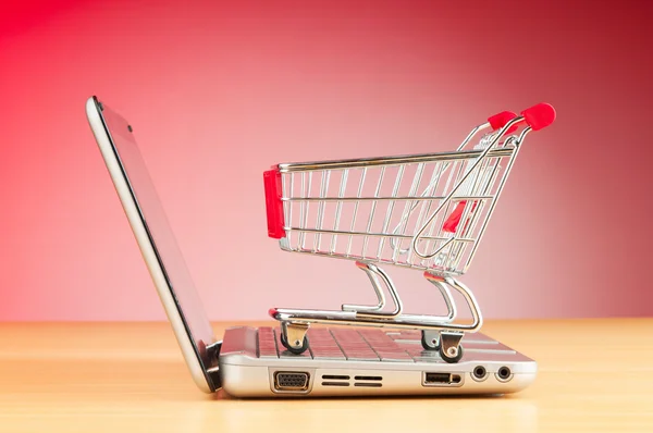 컴퓨터와 카트를 이용하여 온라인 쇼핑 — 스톡 사진