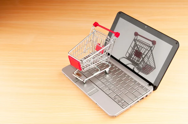 Internet online zakupy koncepcja z komputera i koszyk — Zdjęcie stockowe
