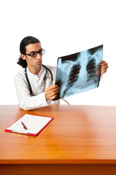 Medico maschile guardando l'immagine a raggi X — Foto Stock