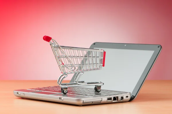Internet online winkelen concept met computer en kar — Stockfoto