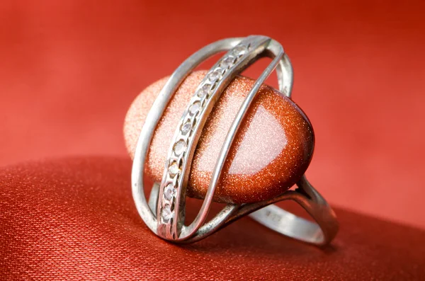 Concepto de moda con anillo sobre fondo —  Fotos de Stock