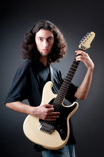 Gitarrist vor dunklem Hintergrund — Stockfoto